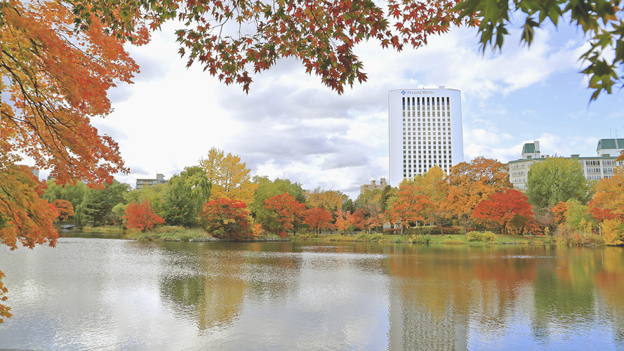 View_of_the_hotel_from_the_park_in_autumn_7406-02