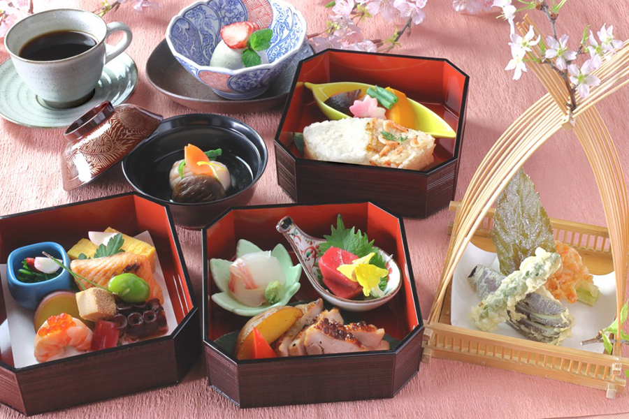 〈平日限定〉特製三段重弁当（5月12日より）