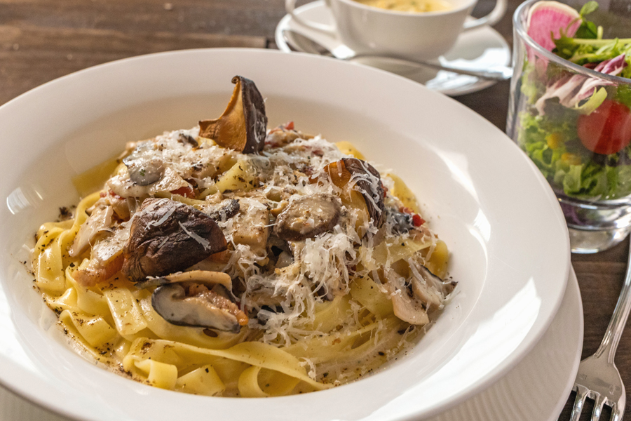 季節のキノコとポルチーニ茸のクリームソース 〜フェットチーネ(12月31日まで)