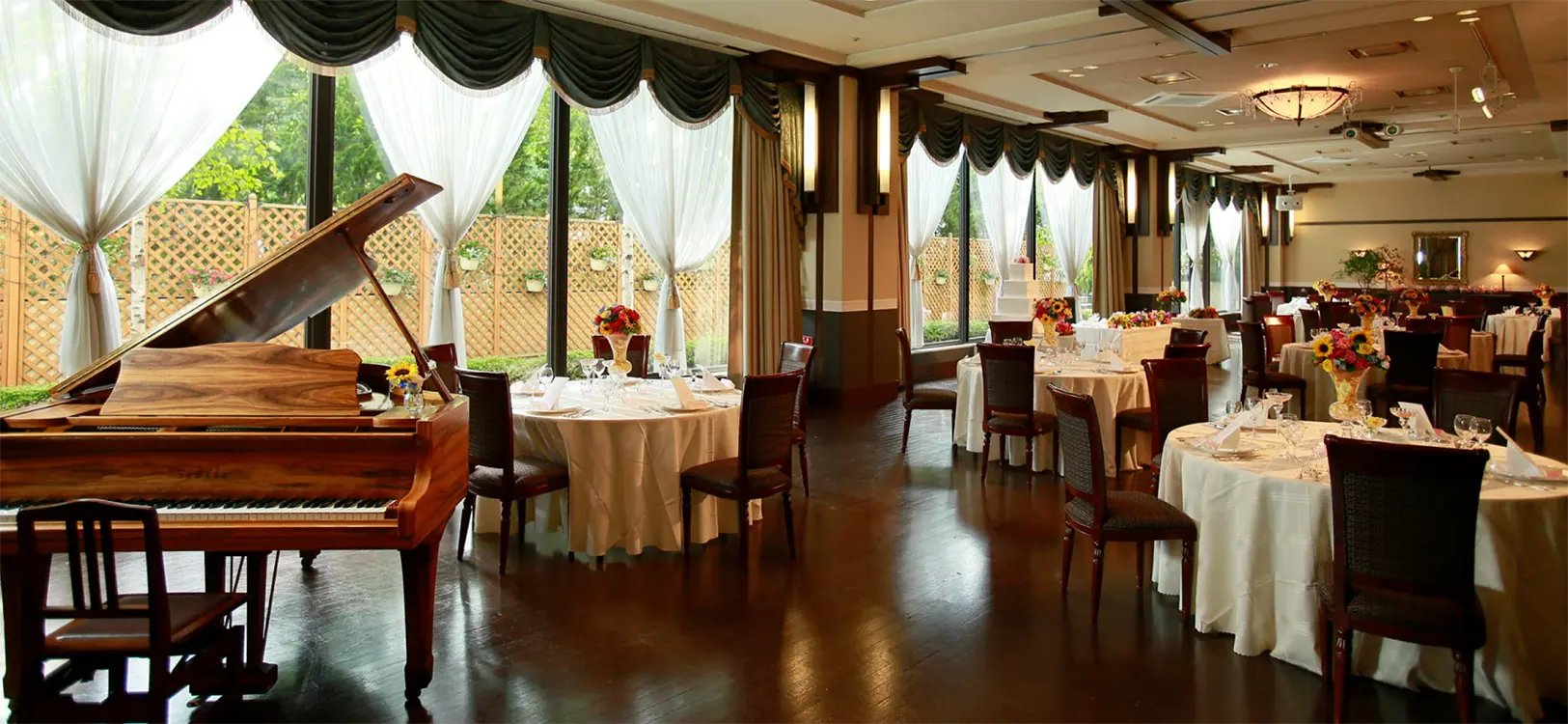 中宴会場 シャルミエール（内観）