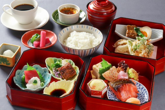 【ランチタイム限定】月替りの三段重弁当